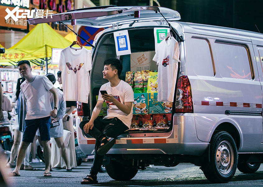 摆地摊；后备箱集市