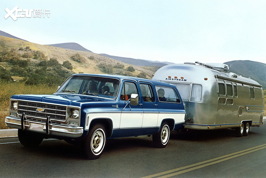 1973꣬ߴSuburbanʼ˳Ӧ״ṩͳųﵽ3289mmʱSuburbanѾ룬еسΪChevy Sub1987꿪ʼ7.4L V8֮⣬෢ɻΪķʽߵȼЧʡ