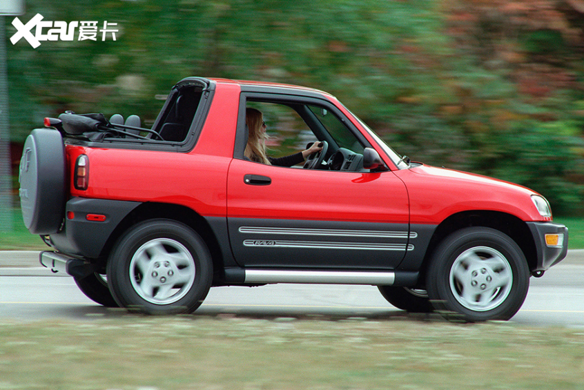 第一代rav4先期推出的是三门版,丰田之前预估的月销量为2000台,结果
