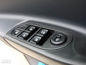 2010款1.3L 手动舒适版 主驾车窗控制区	