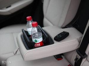 2011款xDrive35i 尊贵版 后排中央扶手