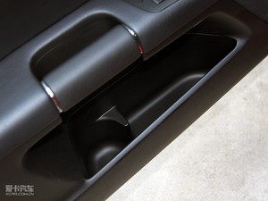 2010款2.4L 四驱豪华版 前门储物空间