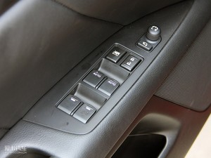 2010款2.4L 四驱豪华版 主驾车窗控制区	