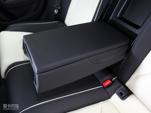 2010款2.0TFSI Sportback 豪华型 后排中央扶手