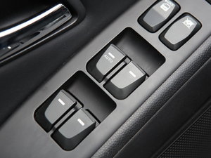 2010款2.0L 自动四驱尊贵版 主驾车窗控制区	