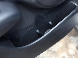 2010款2.0L 自动四驱尊贵版 前门储物空间