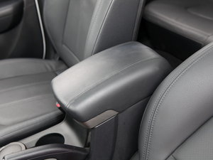 2010款2.0L 自动四驱尊贵版 中央扶手箱