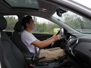 2010款2.0L 自动四驱尊贵版 前排空间