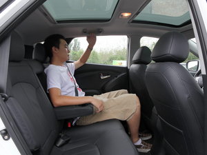 2010款2.0L 自动四驱尊贵版 后排空间
