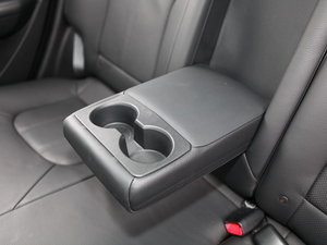 2010款2.0L 自动四驱尊贵版 后排中央扶手