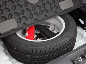 2010款2.0L 自动四驱尊贵版 备胎