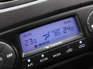 2010款2.0L 自动四驱尊贵版 中控区