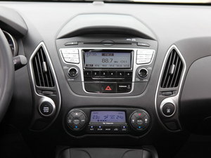 2010款2.0L 自动四驱尊贵版 中控台