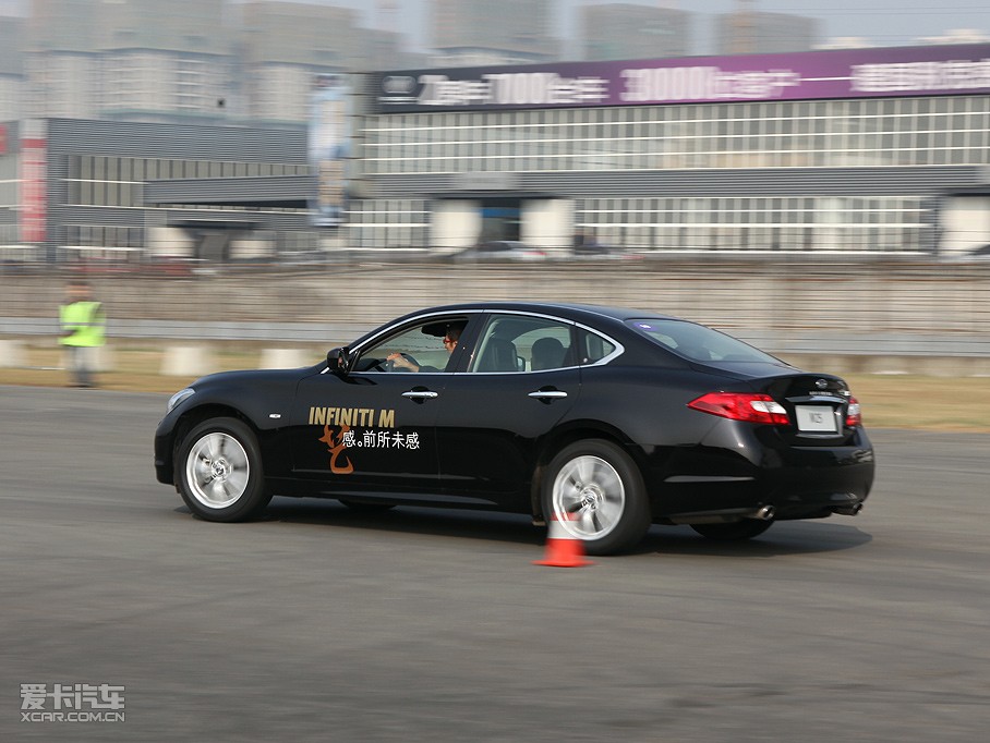 2011��Ӣ�����Q70L M25 ���A��