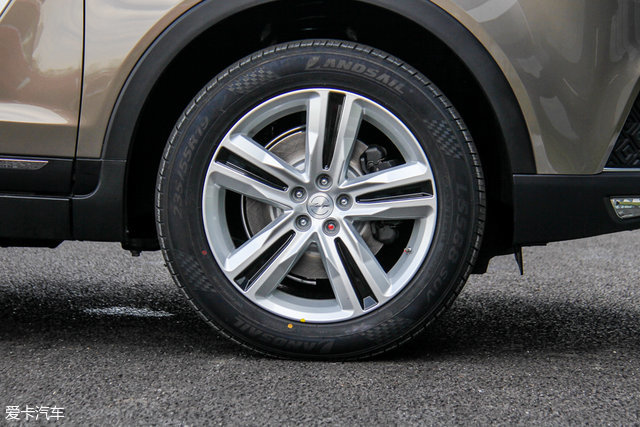 众泰t700配备的路航轮胎尺寸达到了235/55 r19,如此大的轮胎尺寸除了