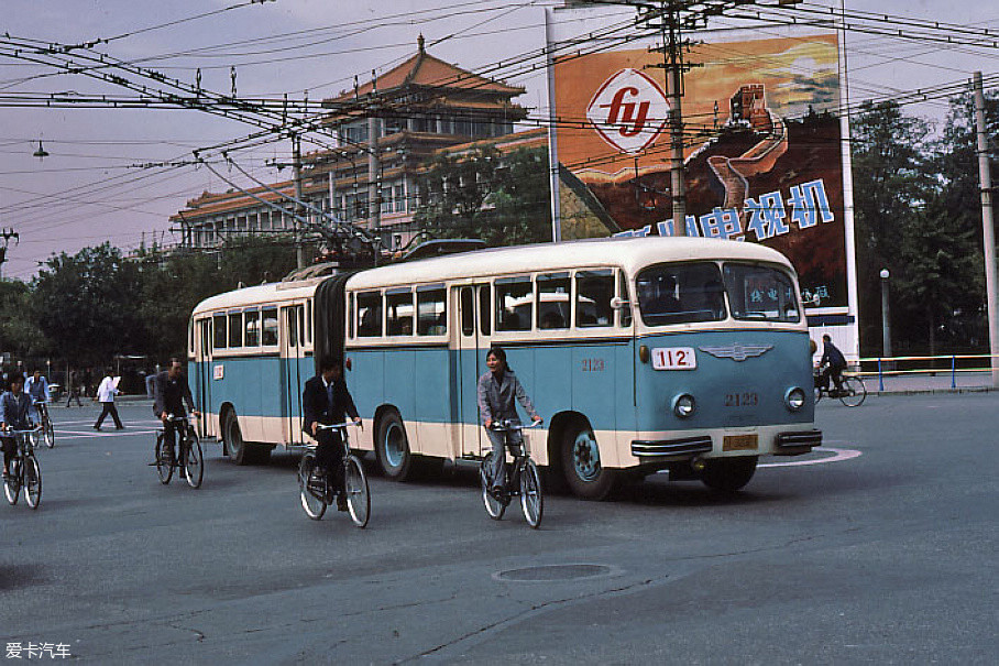前期,图中这些"京一型"铰接无轨电车就是由已经投入运营的单机电车