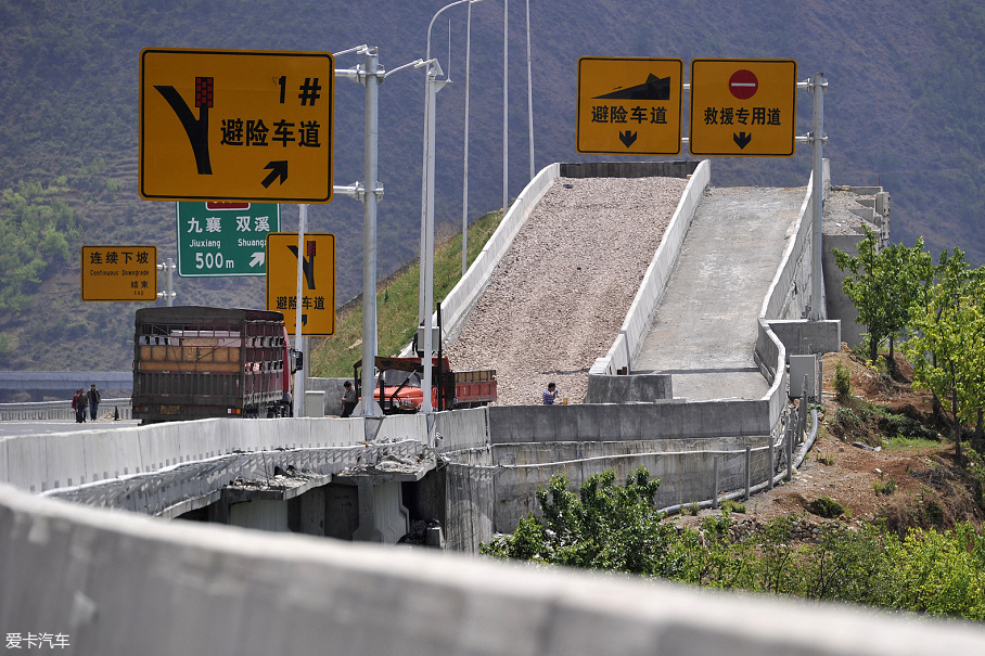 又是大货车！兰海高速31车连撞引人思考