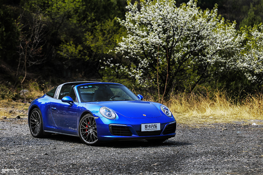 ̨911 Targa 4SͣͻȻԳĻ䣬ڲԶĵطһλɬЦͷŮվµȴĵЩŨױĨʢװϯġģȣԵøס