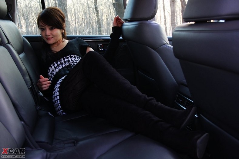 车影随行之模特周琳娜与雷克萨斯lx570图片