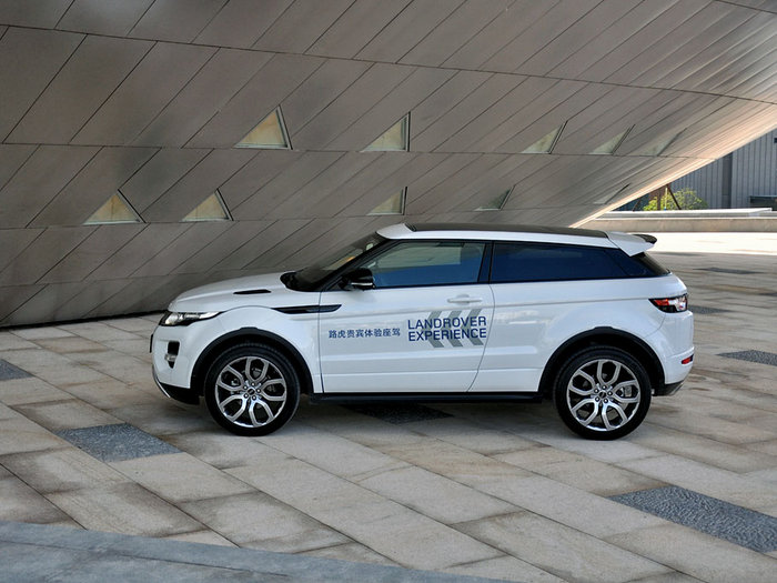 极光路虎烈焰红唇模特