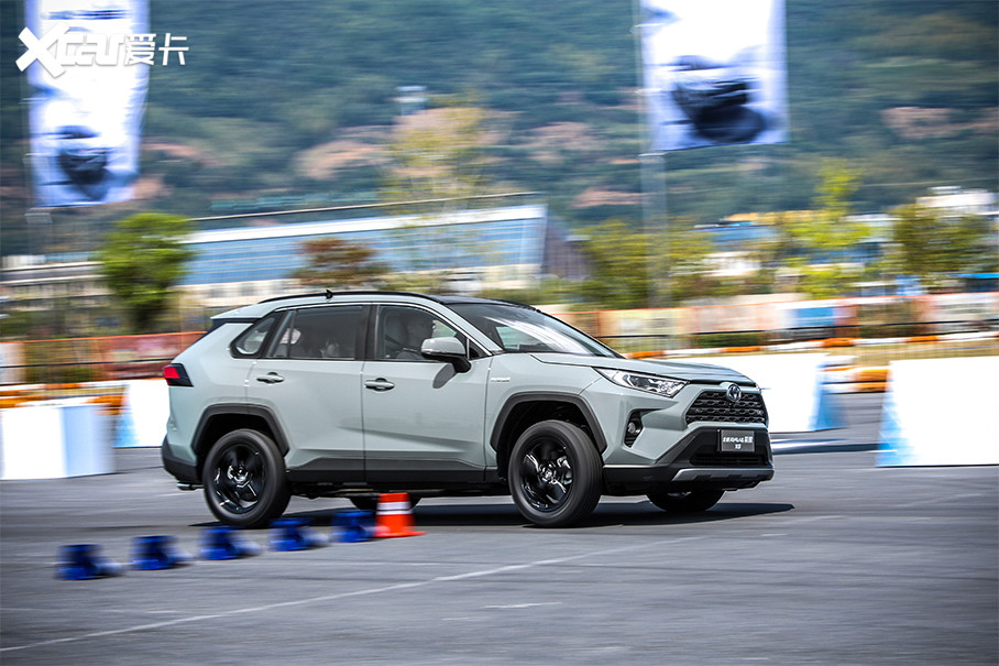 50km/hʱٽ׮RAV4ٷ˫չֳõѰԱ֣E-FourϵͳĹ;ӹΰ80%ŶʹȫRAV4ٷűֳЩԣʹ׮˿ʧʻȤ