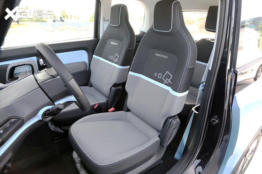 新宝骏e300(参数|询价)plus采用独立四座式内舱布局,织物材质的座椅