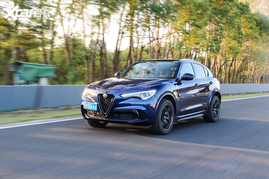 Stelvio QV֮ͣǰGiulia QVµһӰǶѾǳϤˣһʼ΢һ㣬ɲ΢ǰһЩ