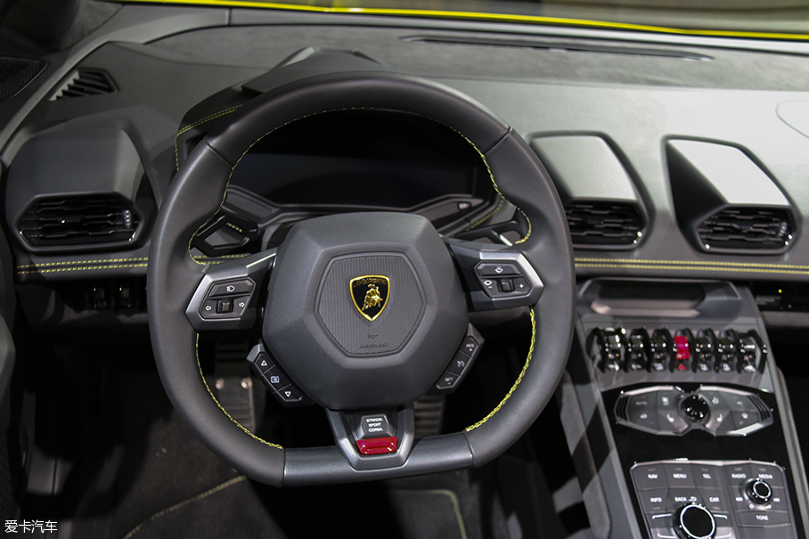 享受陽光 實(shí)拍Huracan LP580-2敞篷版