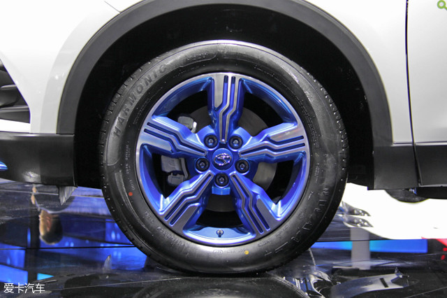 轮胎品牌来自万力harmonic h220系列,尺寸为:215/60 r17.