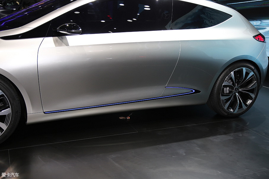 奔馳(進口)2018款奔馳EQ A