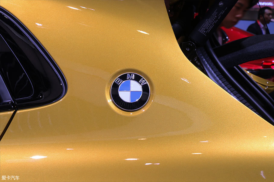 c柱上的bmw品牌标志不仅沿袭了经典车型coupe的运动传统与基因,同时