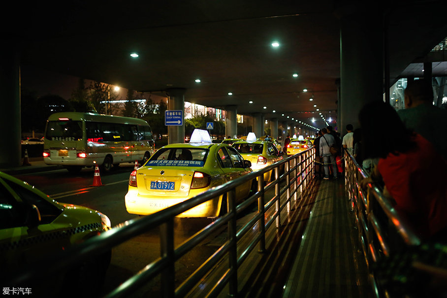 作为一个旅游城市,重庆机场的出租车还是比较规范的,并没有人吆喝着上