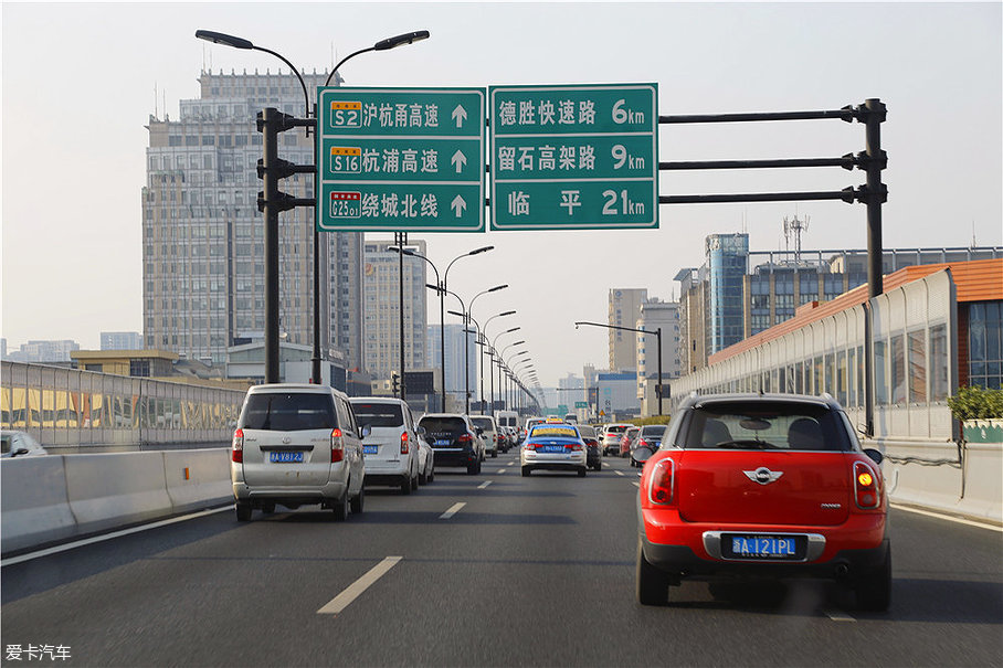 前往s2沪杭甬高速的这段高架路上,还是比较拥堵的.
