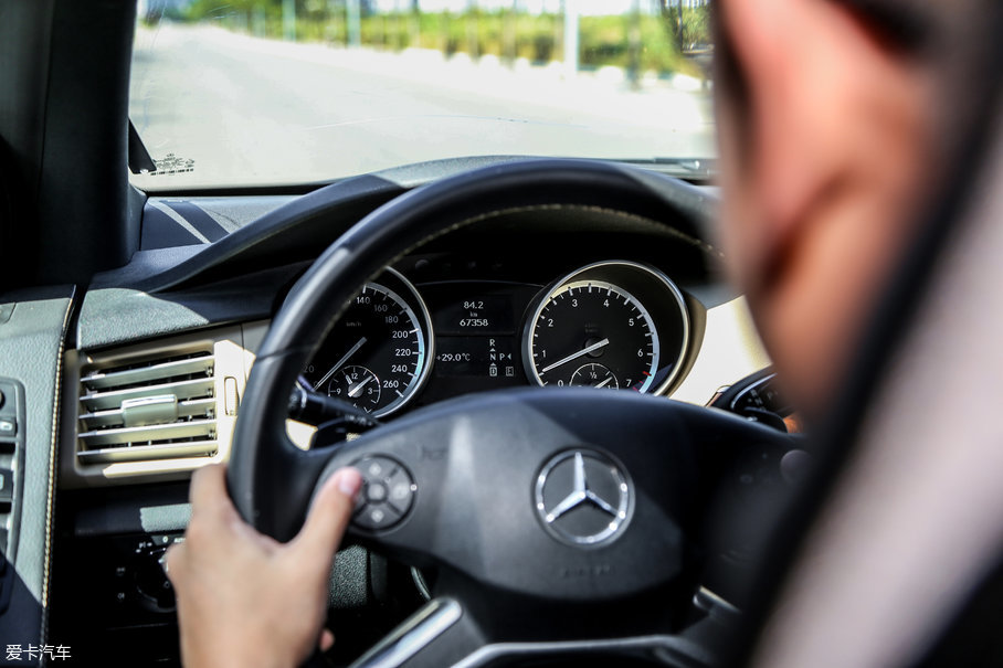 這款旅行車不一樣 奔馳R-Class車主采訪