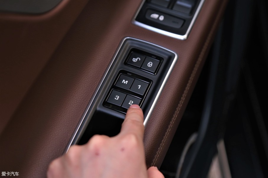 作为一款豪华行政级轿车,捷豹xfl同样支持座椅和方向盘电动记忆功能