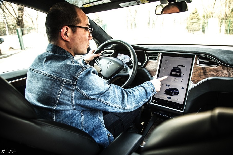 林肯領航員對比特斯拉