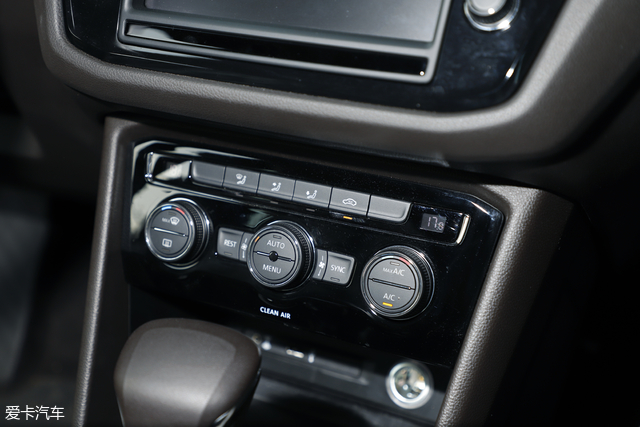 途观l 280tsi舒适版车型所提供的配置更丰富实用,如:8英寸中控大屏,三