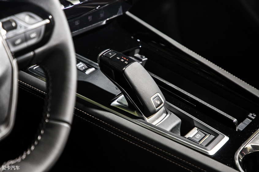 標(biāo)致508L 內(nèi)飾圖