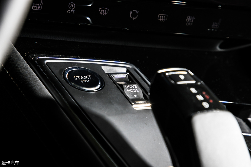 標(biāo)致508L 內(nèi)飾圖