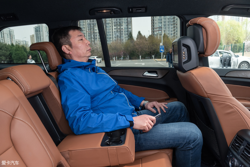 幫TA選：品質男人與奔馳GLS的沉穩之約