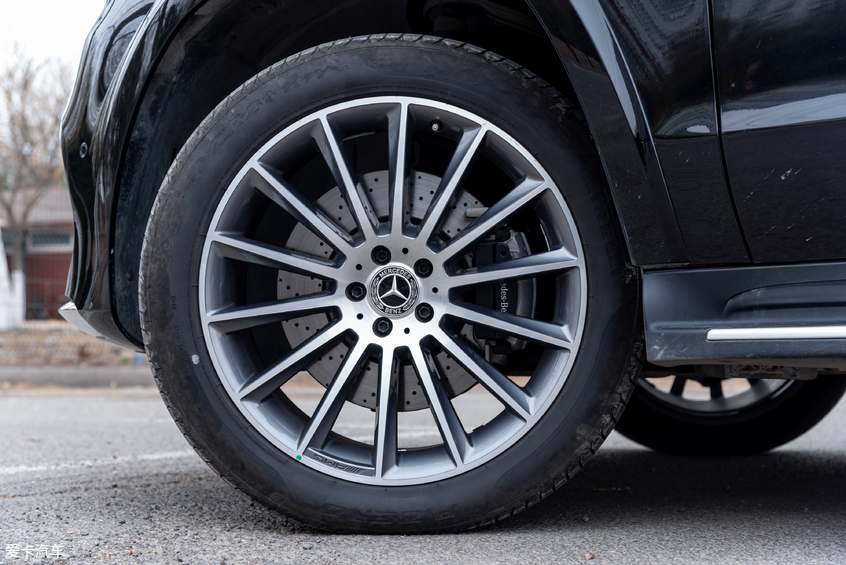 幫TA選：品質男人與奔馳GLS的沉穩之約