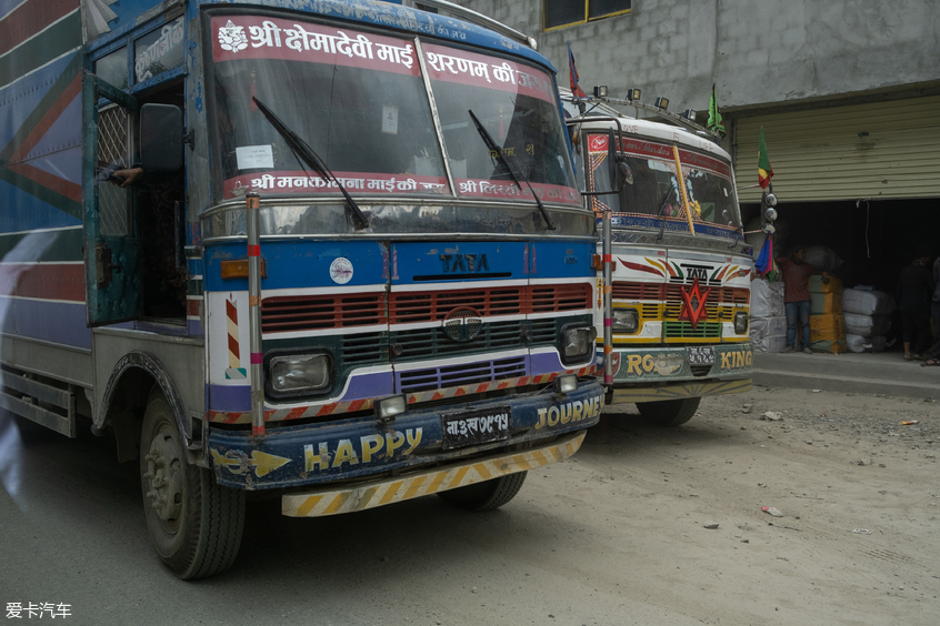 江西五十铃牧游侠穿越活动：路边的尼泊尔卡车