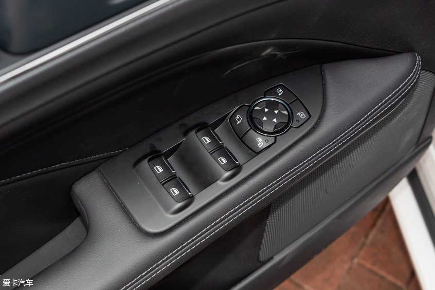 新款福特金牛座：車窗升降按鈕