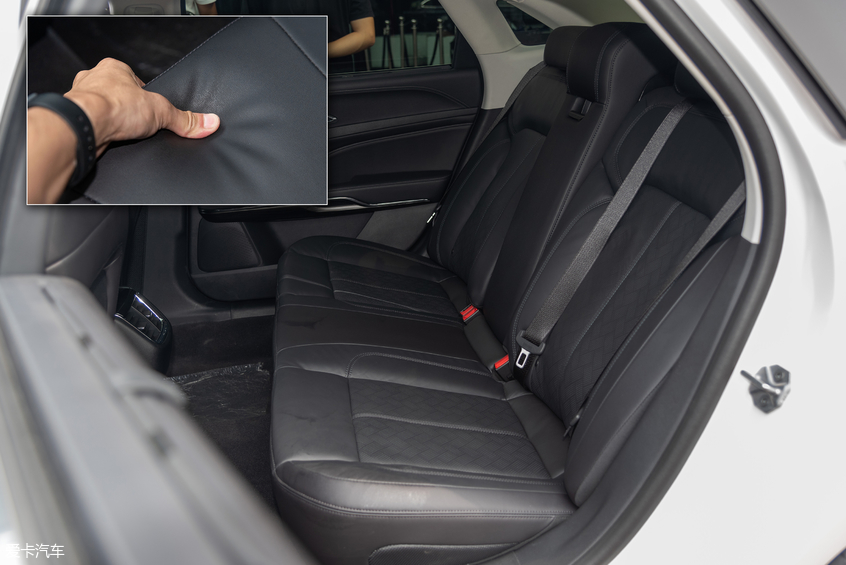 新款福特金牛座：前、后排座椅
