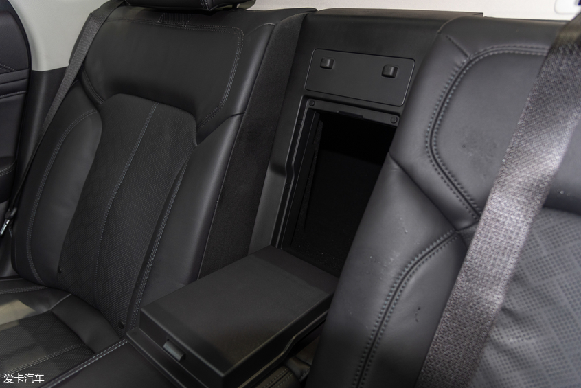 新款福特金牛座：后排中央扶手