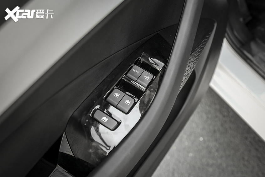 愛卡實(shí)拍寶駿360 CVT版 載人拉貨兩不誤