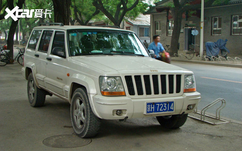 jeep切诺基(xj,1984)第二代车型向全球车型更进了一步,它发布于1988年