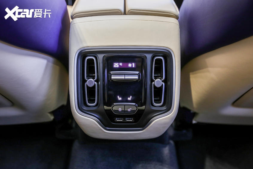 實拍阿斯頓·馬丁DBX：內(nèi)飾解析