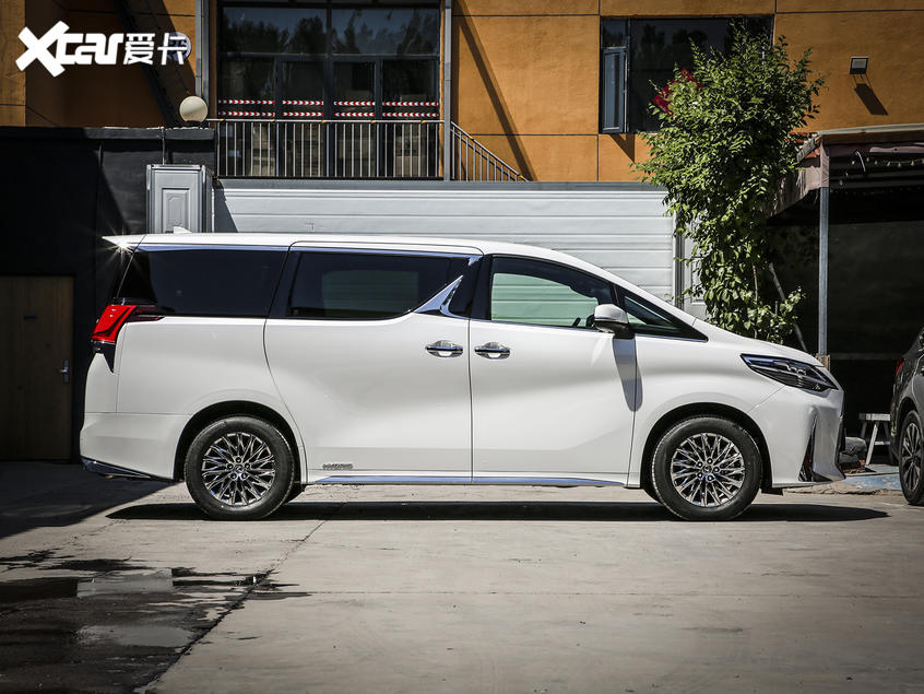 雷克薩斯LM外觀