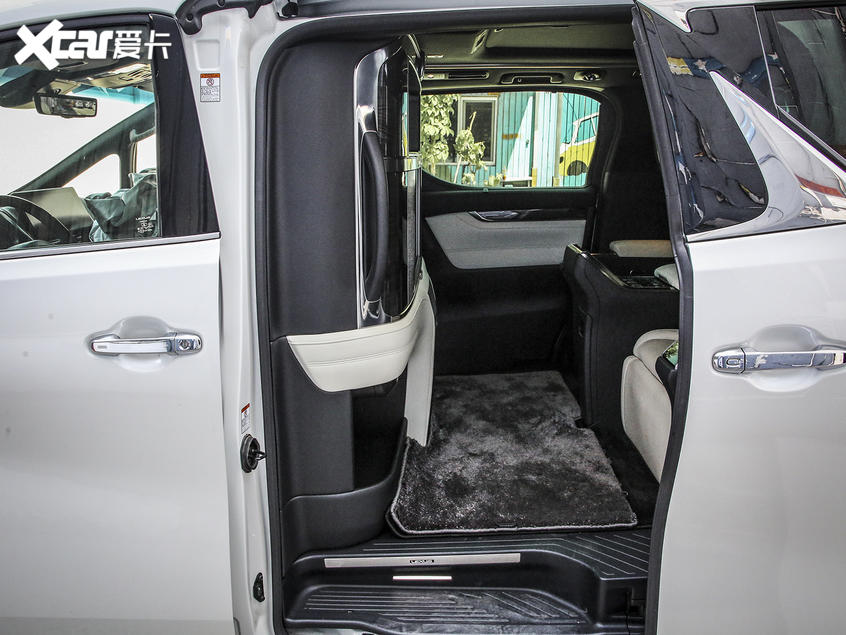 實拍雷克薩斯LM后排